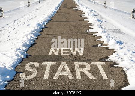 Startlinie auf der Autobahn mit schmelzendem Schnee. Konzept für Geschäftsplanung, Strategie und Herausforderung oder Karrierepfad, Chance und Veränderung. Frühjahrskommunikation Stockfoto