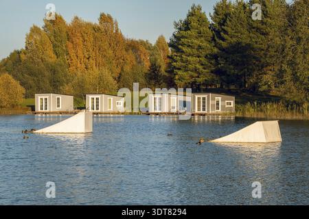 Wakeboard-Park in einem See. Outdoor- und Extremsport. Leerer Wake Park während der Herbstsaison Stockfoto