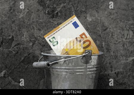 Europäische Währung 50-Euro-Schein in einem Silbereimer oder einem Metalleimer. Nahansicht Stockfoto