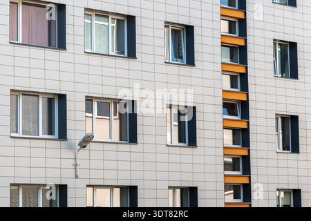 Fassade eines neu renovierten mehrstöckigen Hauses. Altes mehrstöckiges Gebäude nach Renovierung Stockfoto