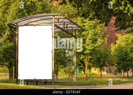 Blank weißes Modell der Bushaltestelle vertikale Plakatwand vor dem Hintergrund der Natur Stockfoto