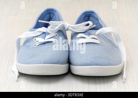 Blue canvas Schuhe mit Schnürsenkel zusammen gebunden Stockfoto