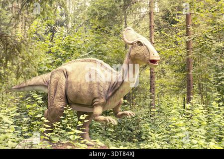 Raubonys Park, Litauen - 23. August 2017. Statue eines echt aussehenden Dinosauriers in einem grünen Wald Stockfoto