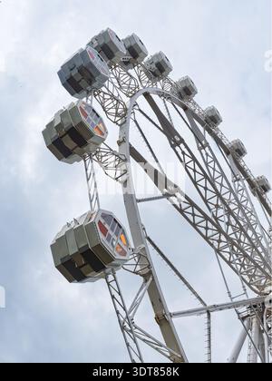 Riesenrad in Port Vell, Barcelona, Katalonien, Spanien. Großes Aussichtsrad am Ufer im alten Hafen, beliebte Touristenattraktion Stockfoto