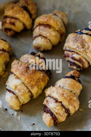 Nahaufnahme frisch gebackener hausgemachter Croissants auf einem Backblech mit goldbrauner Textur Stockfoto