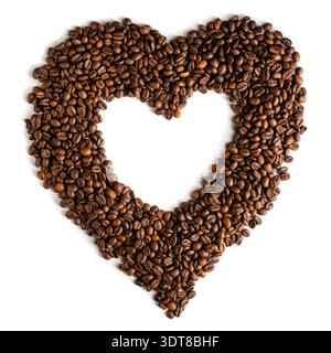 Auffällige Herzkontur aus gerösteten Kaffeebohnen auf weißem Hintergrund für romantische Werbeaktionen im Café oder Hochzeitsmotive. Stockfoto