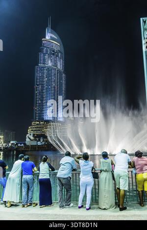 DUBAI, VAE - 13. NOVEMBER: Das Address Hotel in der Innenstadt von Dubai überblickt die berühmten Tanzbrunnen am 13. November 2012 in Dubai, VAE Stockfoto