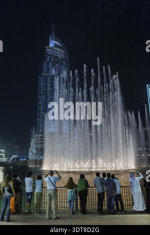 DUBAI, VAE - 13. NOVEMBER: Das Address Hotel in der Innenstadt von Dubai überblickt die berühmten Tanzbrunnen am 13. November 2012 in Dubai, VAE Stockfoto