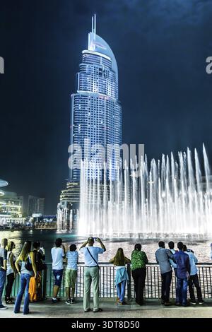 DUBAI, VAE - 13. NOVEMBER: Das Address Hotel in der Innenstadt von Dubai überblickt die berühmten Tanzbrunnen am 13. November 2012 in Dubai, VAE Stockfoto