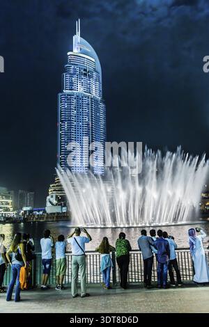DUBAI, VAE - 13. NOVEMBER: Das Address Hotel in der Innenstadt von Dubai überblickt die berühmten Tanzbrunnen am 13. November 2012 in Dubai, VAE Stockfoto