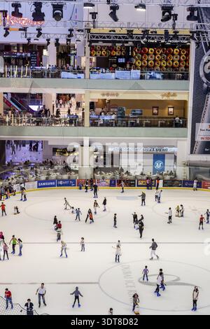 DUBAI, VAE - 7. OKT: Die Eislaufbahn der Dubai Mall am 7. Oktober 2012 in Dubai, VAE. Die Dubai Mall ist mit rund 1200 s das größte Einkaufszentrum der Welt Stockfoto