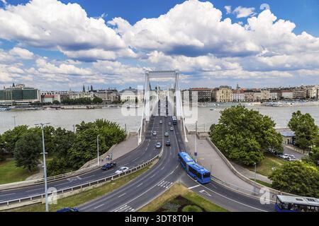 BUDAPEST – 22. JULI: Die Elisabethbrücke (Ungarisch: Erzsebet HID) ist die drittneueste Brücke von Budapest, die Buda und Pest über den Ri verbindet Stockfoto