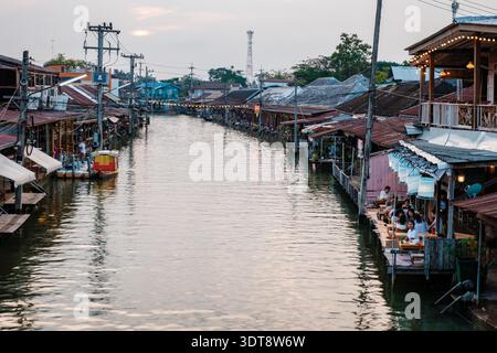 Amphawa Floating Market, Thailand 5. Dezember 2025. Erkunden Sie die belebten Wasserstraßen voller Händler und Boote, die köstliches Street Food und einzigartiges Kunsthandwerk anbieten. Erleben Sie den Charme der lokalen Kultur. Stockfoto