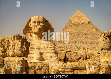 Große Sphinx und die Chephren-Pyramide in Gizeh, Ägypten, Afrika | die große Sphinx und die Pyramide von Khafre oder Chephren in Gizeh, Ägypten, Afrika Stockfoto