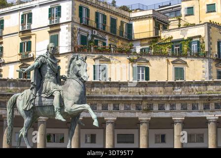 Blick auf die Statue von Carlo di Borbone auf der Piazza del Plebiscito, historisches Zentrum, UNESCO-Weltkulturerbe, Neapel, Kampanien, Italien, Europa Stockfoto