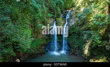 Sapan Wasserfall eingebettet in die üppigen Wälder der Provinz Nan. Ist ein ruhiger Rückzugsort für Naturliebhaber. Die oberste Ebene, auf der zwei Streams zusammengeführt werden Stockfoto