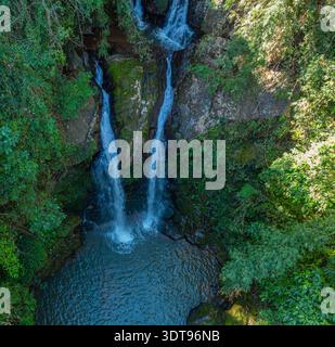 Sapan Wasserfall eingebettet in die üppigen Wälder der Provinz Nan. Ist ein ruhiger Rückzugsort für Naturliebhaber. Die oberste Ebene, auf der zwei Streams zusammengeführt werden Stockfoto