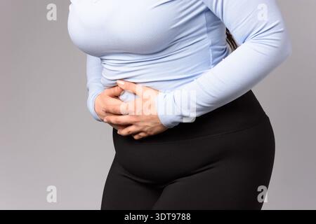Bild einer jungen Frau mit Menstruation Magenschmerzen Schmerzen Problem, den Magen zu fassen. Abdominale Baucherkrankung bei der Frau. Stockfoto