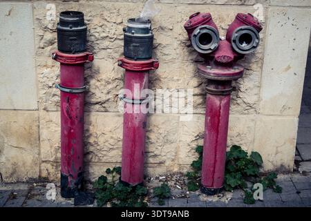 Jerusalem, Israel, 20. Februar 2026 auf den Bürgersteigen der Stadt installierte Außenhydranten für Rettungsdienste. Diese wesentlichen Sicherheitsmerkmale A Stockfoto