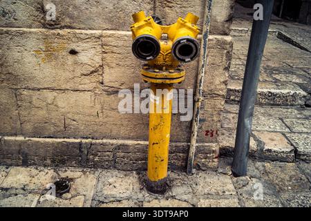 Jerusalem, Israel, 20. Februar 2026 auf den Bürgersteigen der Stadt installierte Außenhydranten für Rettungsdienste. Diese wesentlichen Sicherheitsmerkmale A Stockfoto