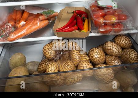 Organisiere frisches Bio-Gemüse im Kühlschrank Stockfoto