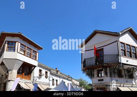 Historische Straße in der Altstadt der albanischen Stadt Gjirokastra Stockfoto