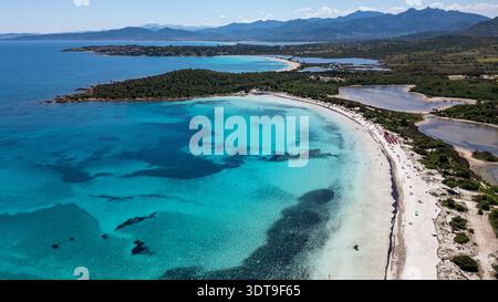 Eine atemberaubende Drohnenaufnahme aus einem Hochwinkel, die den atemberaubenden Bogen des Strandes Lu Impostu in San Teodoro, Sardinien, zeigt. Das Foto zeigt das türkisfarbene Mediterr Stockfoto