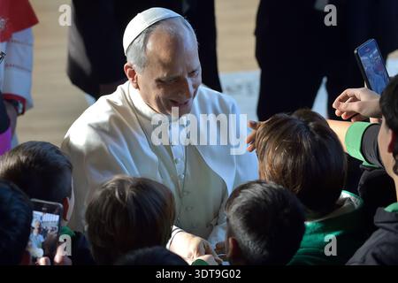 ROM, ITALIEN - 15. FEBRUAR: Papst Leo XIV. Besuchte die Pfarrei Santa Maria Regina Pacis am 15. Februar 2026 in Ostia. Rom, Italien. Stockfoto