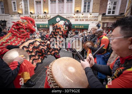 London, Großbritannien. Februar 2026. Löwentänzer treten in Chinatown im Rahmen der Feierlichkeiten zum chinesischen Neujahrsfest des Pferdes auf - auch bekannt als Lunar New Year and Spring Festival. London City findet in Chinatown eine der größten chinesischen Neujahrsveranstaltungen außerhalb Asiens statt, bei denen Drachen- und Löwentanze stattfinden. Guy Corbishley/Alamy Live News Stockfoto
