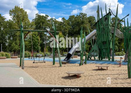 Kreativer Holzspielplatz Mit Rutsche Und Schaukel Im Urban Park Am Sonnigen Tag Stockfoto