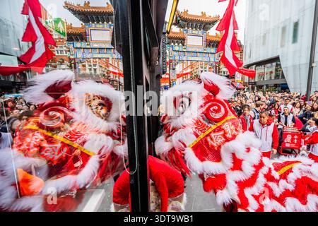 London, Großbritannien. Februar 2026. Löwentänzer besuchen Geschäfte und Restaurants in Chinatown, um Glück für das neue Jahr zu bringen. Die LCCA organisiert das chinesische Neujahrsfest 2025 für das Jahr des Pferdes. Guy Bell/Alamy Live News Stockfoto