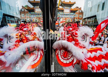 London, Großbritannien. Februar 2026. Löwentänzer besuchen Geschäfte und Restaurants in Chinatown, um Glück für das neue Jahr zu bringen. Die LCCA organisiert das chinesische Neujahrsfest 2025 für das Jahr des Pferdes. Guy Bell/Alamy Live News Stockfoto