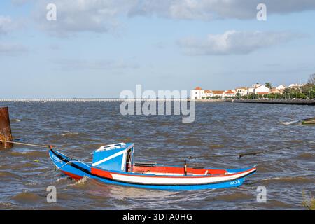 Alcochete Lissabon Portugal 19. Dezember 2025. Kleines Motorfischboot, das im abgehackten Wasser des Flusses Tejo in der Nähe des Ufers der Stadt ankert. Stockfoto