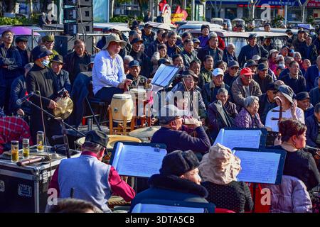 Fuyang City, China. Februar 2026. Eine traditionelle Opernband spielt mit Schlagzeug- und Streichinstrumenten, umgeben von einem aufmerksamen Publikum. MU Guiying Takes Command ist eines der klassischen Repertoires der traditionellen Bangzi Opera. Während der Frühlingsfesttage finden verschiedene Volksopern-Aufführungen statt, um das chinesische Neujahr zu feiern. Quelle: SOPA Images Limited/Alamy Live News Stockfoto