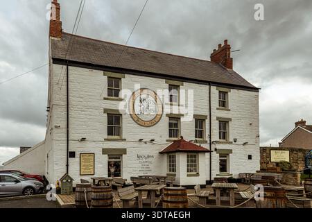 King's Arms Pub und Dining, historisches weißgetünchtes Pub aus Stein in Seaton Sluice, Northumberland, England. Stockfoto