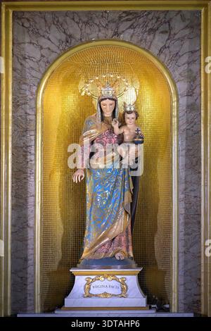 ROM, ITALIEN - 15. FEBRUAR: Papst Leo XIV. Besuchte die Pfarrei Santa Maria Regina Pacis am 15. Februar 2026 in Ostia. Rom, Italien. Stockfoto