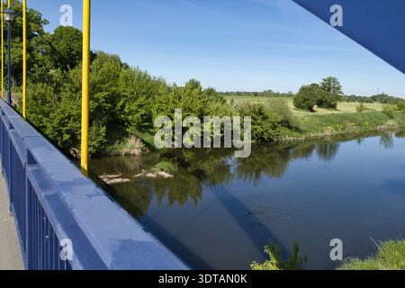 Die blaue Bogenbrücke über die Mulde in Bad Düben, Sachsen. Landschaftlich reizvolle Infrastruktur in der Region Dübener Heide Stockfoto