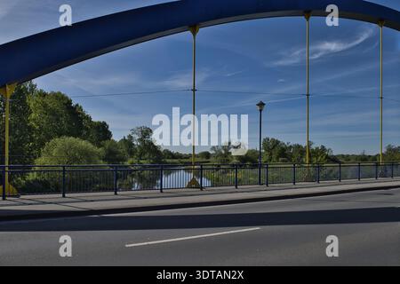 Die blaue Bogenbrücke über die Mulde in Bad Düben, Sachsen. Landschaftlich reizvolle Infrastruktur in der Region Dübener Heide Stockfoto