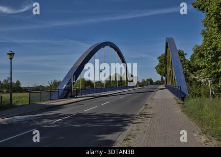 Die blaue Bogenbrücke über die Mulde in Bad Düben, Sachsen. Landschaftlich reizvolle Infrastruktur in der Region Dübener Heide Stockfoto