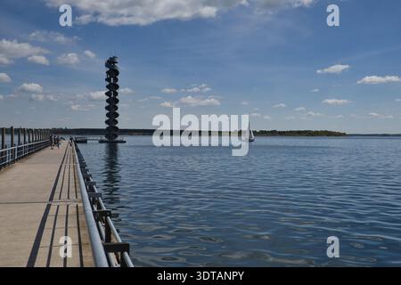 Der berühmte „Pegelturm“ am Goitzschesee in Bitterfeld, Sachsen-Anhalt, Deutschland. Ein Meilenstein des Strukturwandels Stockfoto