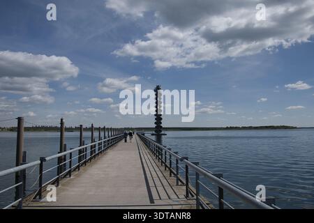 Der berühmte „Pegelturm“ am Goitzschesee in Bitterfeld, Sachsen-Anhalt, Deutschland. Ein Meilenstein des Strukturwandels Stockfoto