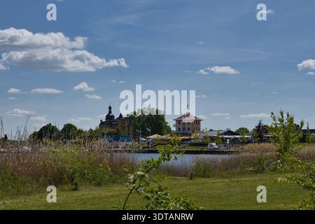 Malerischer Blick auf die Uferpromenade mit Seensucht und Villa am See am Goitzschesee in Bitterfeld. Stockfoto