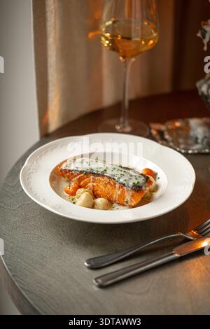 Lachs mit Kartoffeln in Beurre Blanc-Sauce Stockfoto