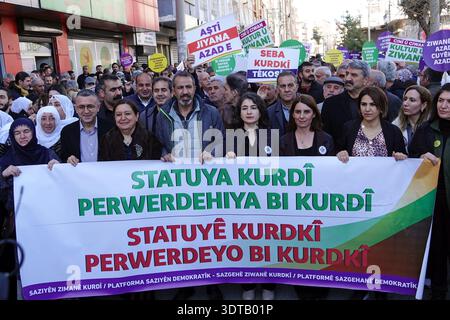 Diyarbakir, Türkei. Februar 2026. Demonstranten in Diyarbakir werden mit einem Banner mit der Aufschrift „Status für Kurdisch und Erziehung in der Muttersprache“ beobachtet. In der türkischen Stadt Diyarbakir nahmen Hunderte von Menschen an einer marsch- und Pressekonferenz teil, die von der Plattform der Demokratischen Institutionen geleitet wurde und forderten, dass die kurdische Sprache offiziell anerkannt und als Bildungssprache verwendet wird. Die Demonstration, die am 21. Februar zum Internationalen Tag der Muttersprache organisiert wurde, wurde auch von der Partei für Gleichstellung und Demokratie der Völker (dem) und der Partei der Demokratischen Regionen (DBP) unterstützt. Stockfoto