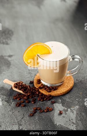 Kaffee mit Orangenscheibe auf Glasbecher Stockfoto