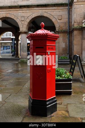 Sechseckiger viktorianischer Briefkasten, entworfen vom Architekten Penfold in Shrewsbury, Shropshire, Großbritannien Stockfoto