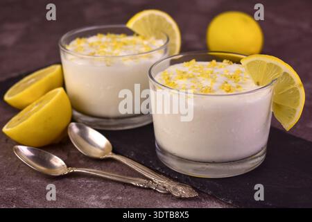 Süß-säuerliches Zitronendessert im Glas. Stockfoto