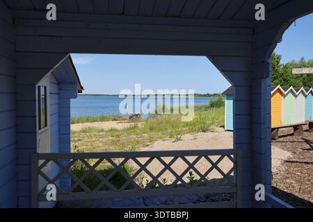 Blick von einer Holzhütte auf eine historische Bademaschine und das Clubgelände am Schladitzer See bei Rackwitz im Sommer, Sachsen, Deutschland Stockfoto