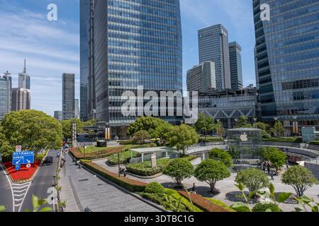 Shanghai, China - 29. April 2025 Wolkenkratzer und farbenfrohe Blumenbeete am Mingzhu Kreisverkehr, im Herzen von Pudong's Lujiazui Viertel in Shang Stockfoto