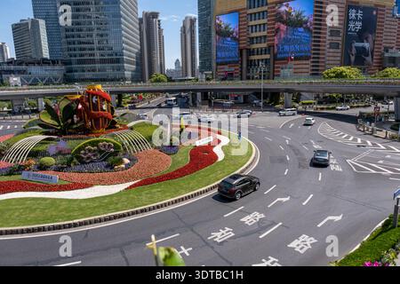 Shanghai, China - 29. April 2025 Wolkenkratzer und farbenfrohe Blumenbeete am Mingzhu Kreisverkehr, im Herzen von Pudong's Lujiazui Viertel in Shang Stockfoto